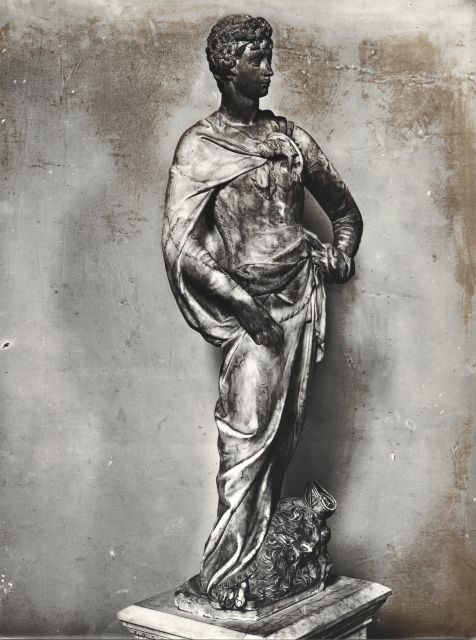 Brogi/ Malenotti, Gino — Firenze, Museo Nazionale. Donatello. David — insieme, veduta frontale di tre quarti